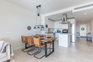 Modern Flat with 2 Bedrooms, Terrace, and Pool in Cala de Mijas