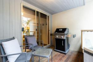 2BR in Gleneagle, Heated Flooring, Wood Burning Fireplace, Shuttle to Gondola