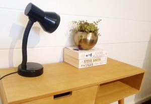 Cozy 2Bed& 1Bath Guest Suite surrounded by garden near Lake with Free parking and Wi-Fi