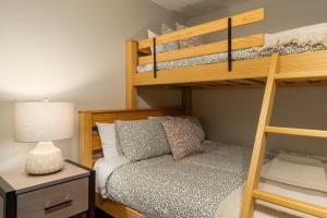 2BR in Gleneagle, Heated Flooring, Wood Burning Fireplace, Shuttle to Gondola