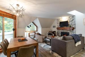 2BR in Gleneagle, Heated Flooring, Wood Burning Fireplace, Shuttle to Gondola