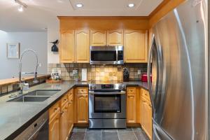 2BR in Gleneagle, Heated Flooring, Wood Burning Fireplace, Shuttle to Gondola