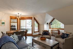 2BR in Gleneagle, Heated Flooring, Wood Burning Fireplace, Shuttle to Gondola