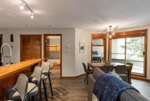 2BR in Gleneagle, Heated Flooring, Wood Burning Fireplace, Shuttle to Gondola