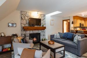 2BR in Gleneagle, Heated Flooring, Wood Burning Fireplace, Shuttle to Gondola