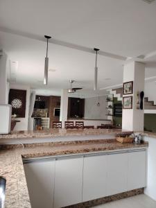 Casa com piscina em Caiobá a poucos metros da praia brava