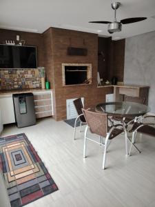 Casa com piscina em Caiobá a poucos metros da praia brava