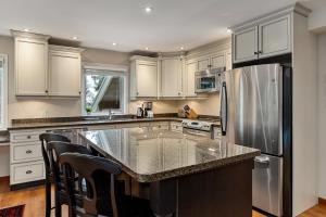 4BR in Blueberry Hill Estates, Lake View, Tranquil Setting, Gourmet Kitchen, Family Sized