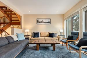 4BR in Blueberry Hill Estates, Lake View, Tranquil Setting, Gourmet Kitchen, Family Sized
