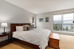 4BR in Blueberry Hill Estates, Lake View, Tranquil Setting, Gourmet Kitchen, Family Sized