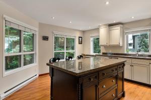 4BR in Blueberry Hill Estates, Lake View, Tranquil Setting, Gourmet Kitchen, Family Sized