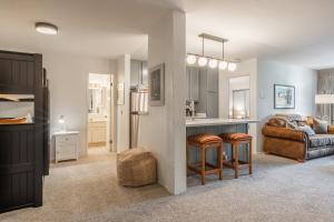 Crestview #3 bldg C 1 Bedroom plus Den 2 Bathroom, close to town shuttle and short walk to village