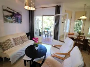 Spacious apt with barbecue in Roses - Montjoys