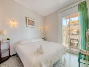 Apartment by Roses Beach with Mountain Views