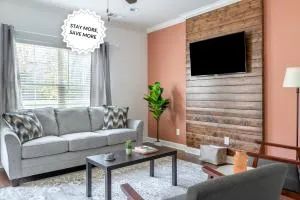 1 King 3 Queens Ground Room Washer & Dryer - Old Hickory