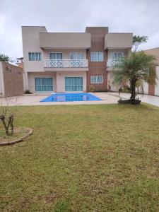 Casa com piscina em Caiobá a poucos metros da praia brava