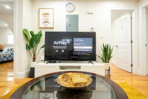 Breezy 3BR Boston Apt - Bathtub, Parking, TV, Walk to Train 803