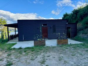 Cabaña nueva con vista al rio