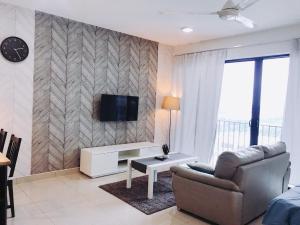 Netflix WiFi Cozy Homestay Trefoil Setia Alam Shah Alam 沙亚南舒适温馨日租民宿