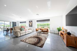 Waterway Retreat - Serene Living, Entertains 8