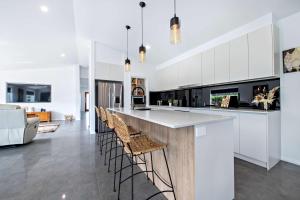 Waterway Retreat - Serene Living, Entertains 8