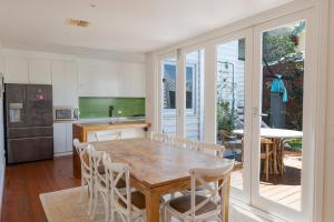 Family Cityside Beach House, Pool & Roof Terrace