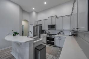 Large 5 bd home close to Beaches