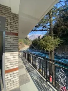 HOM House of MannMauji Riverside kasol - Manīkaran