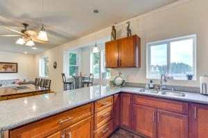 Lakefront Gem w Deck & Grill in Shelton