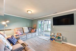 Lakefront Gem w Deck & Grill in Shelton