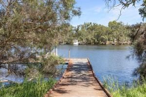 Riverside Bliss - Luxe Retreat in South Yunderup - Pet friendly