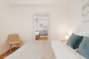 Louvre - Cozy City Center Apartment with Balcony