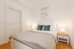 Louvre - Cozy City Center Apartment with Balcony