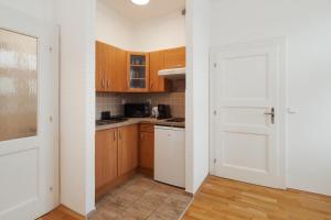 Louvre - Cozy City Center Apartment with Balcony