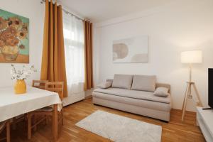 Louvre - Cozy City Center Apartment with Balcony