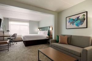 King Room - No Pets/Non-Smoking room in Wingate by Wyndham Green Bay
