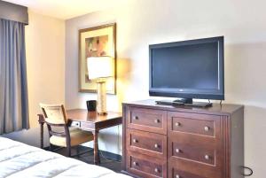 Deluxe Queen Room - Non-Smoking room in Baymont Inn and Suites by Wyndham Columbus / Near OSU