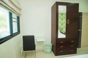 Songbird Suites - Deluxe King Suite and Scooter