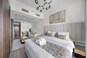 Stunning Lake View Apartment in JLT
