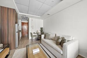 Stunning Lake View Apartment in JLT