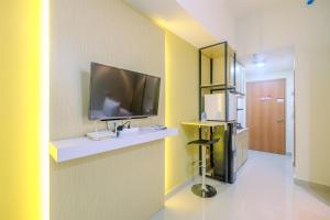 Cozy Living Studio Room at Evenciio Margonda Apartment By Travelio