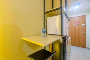 Cozy Living Studio Room at Evenciio Margonda Apartment By Travelio