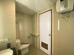 Modern and Spacious Studio Room at Green Kosambi Bandung Apartment By Travelio