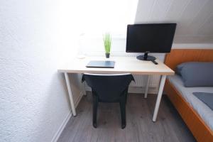 ALFA 2 Zimmer Apartment Stuttgart 2BR TV WIFI WM nahe Daimler l WIFI & SmartTV I 2 Rooms l Bathroom I Kitchen