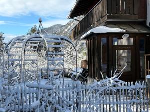 Dreimäderlhaus am Berg