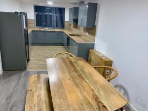 M4M Rooms- NG8 5NP Room 1