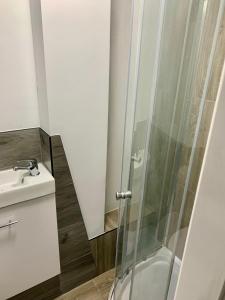 M4M Rooms- NG8 5NP Room 1