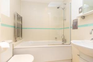 PENRITH APARTMENT by BOURNECOAST - Perfectly Positioned Apartment for Beach Lovers Near the Clifftop with Patio and Parking - FM2872