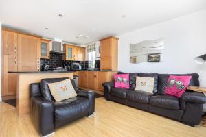 BOURNECOAST-SITUATED NEAR CLIFF TOP & BEACH-FM2872