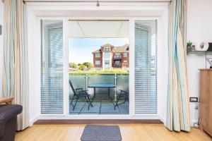 BOURNECOAST-SITUATED NEAR CLIFF TOP & BEACH-FM2872